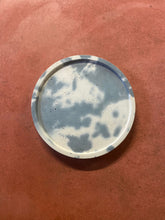 Load image into Gallery viewer, Outlet Concrete 18cm Round Tray - Denim and White